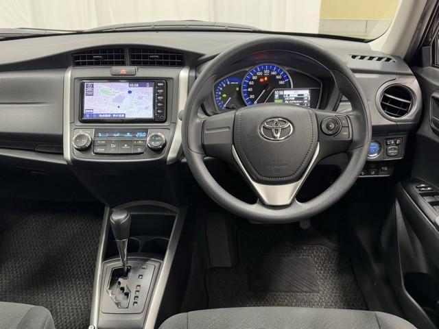 カローラフィールダー ハイブリッド　ＥＸ　衝突軽減　サイドエアバック　Ｂモニター　ドラレコ　アイドリングストップ　ワンセグ　オートエアコン　横滑り防止装置　ナビＴＶ　ＥＴＣ　キーレス　メモリーナビ　記録簿　ＡＢＳ　パワステ　エアバッグ　ＡＵＸ（4枚目）