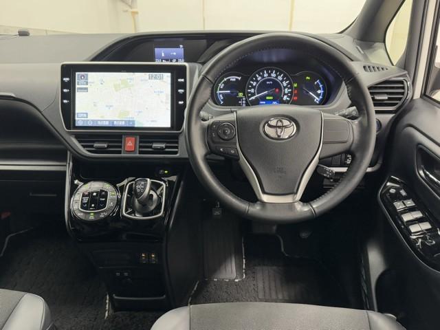 ノア ハイブリッドＳｉ　ダブルバイビーＩＩ　Ｂカメラ　横滑り防止装置　記録簿有　ＬＥＤ　地デジ　ドラレコ　ミュージックプレイヤー接続可　オートクルーズ　ＤＶＤ再生可　メモリナビ　フルフラット　エアバッグ　ＥＴＣ　ナビ＆ＴＶ　３列シート　ＡＢＳ（4枚目）