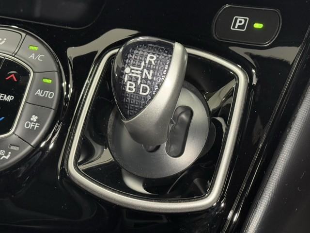 ノア ハイブリッドＳｉ　ダブルバイビーＩＩ　Ｂカメラ　横滑り防止装置　記録簿有　ＬＥＤ　地デジ　ドラレコ　ミュージックプレイヤー接続可　オートクルーズ　ＤＶＤ再生可　メモリナビ　フルフラット　エアバッグ　ＥＴＣ　ナビ＆ＴＶ　３列シート　ＡＢＳ（13枚目）