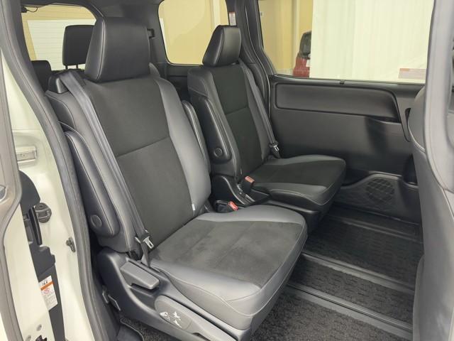 ノア ハイブリッドＳｉ　ダブルバイビーＩＩ　Ｂカメラ　横滑り防止装置　記録簿有　ＬＥＤ　地デジ　ドラレコ　ミュージックプレイヤー接続可　オートクルーズ　ＤＶＤ再生可　メモリナビ　フルフラット　エアバッグ　ＥＴＣ　ナビ＆ＴＶ　３列シート　ＡＢＳ（17枚目）