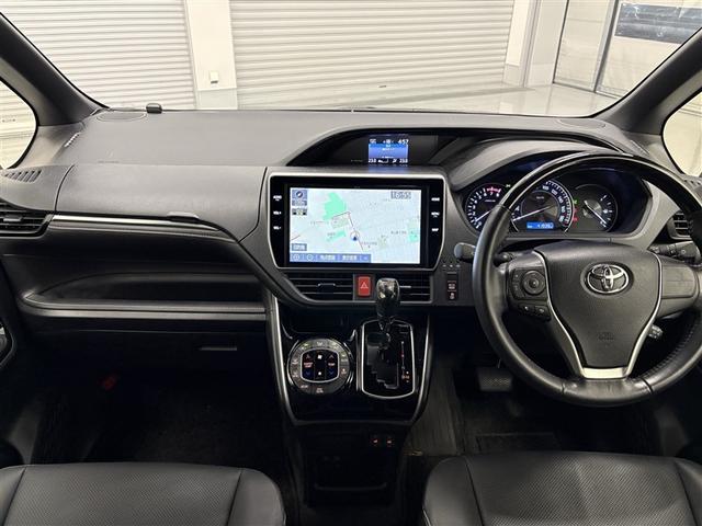 シックな色使いの運転席周りですね。すっきりとしたデザインで上品な色使いです。居心地の良い運転席、長く座ってられるリラックスできるデザインがいいですね。