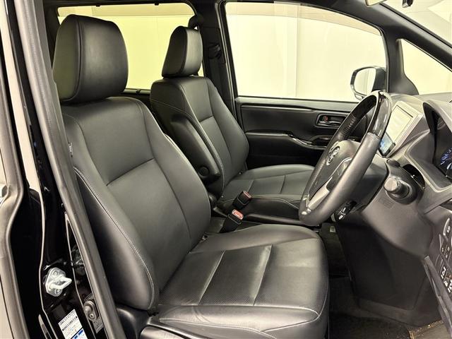 シンプルながら座り心地の良いシートです。　ホールド感も良いので長いドライビングでも疲れにくいんです。