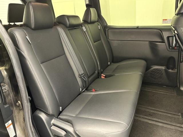 足元広々の座り心地良好、後席ですよ。　ドライビング中、長い間同じ体勢で居るのって大変ですよね。　長く座っているものだから、リラックスできるシートがいいですよね。