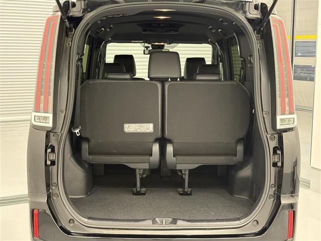 とても広々、大きな開口部の荷室スペースですね。　開口部広々だから、大きな荷物も楽々収納出来ちゃいますね。　荷物スペースは広いほうがいいですよね。