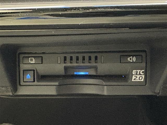 クラウンハイブリッド ＲＳアドバンス　地デジ　衝突被害軽減装置　エアロ　黒革シート　ＬＥＤヘットライト　後カメラ　クルコン　ＡＣ　Ｐシート　エアバッグ　ナビＴＶ　セキュリティーアラーム　１００Ｖ充電　キーフリー　スマートキ　メモリナビ（8枚目）