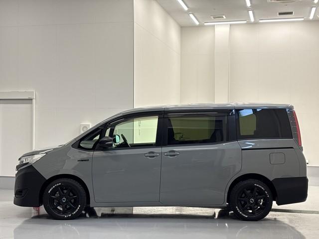 ノア ハイブリッドＧ　コーデバイ　トヨタグループが手掛ける中古車ＣＯＲＤＥ　ｂｙ　アーバンネイチャーグレー　シートカバー（ブラウン）　マットブラックホイール　シートポケット　オールテレーンタイヤ　スマートキー　　記録簿（6枚目）