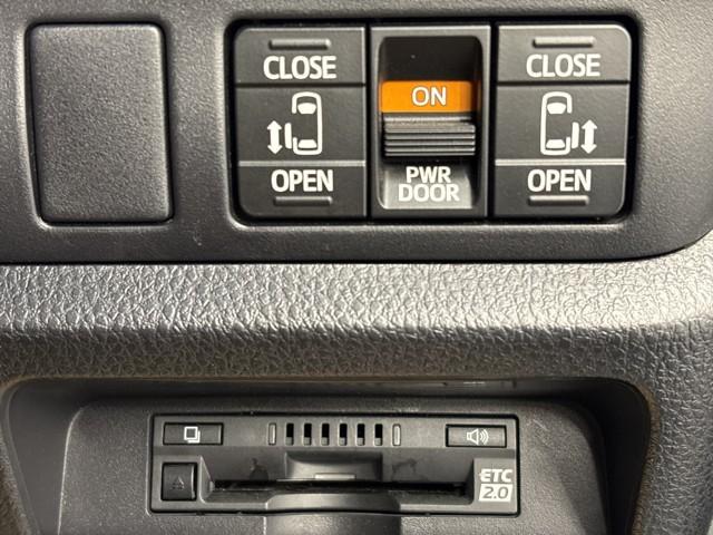 ノア ハイブリッドＧ　コーデバイ　トヨタグループが手掛ける中古車ＣＯＲＤＥ　ｂｙ　アーバンネイチャーグレー　シートカバー（ブラウン）　マットブラックホイール　シートポケット　オールテレーンタイヤ　スマートキー　　記録簿（8枚目）