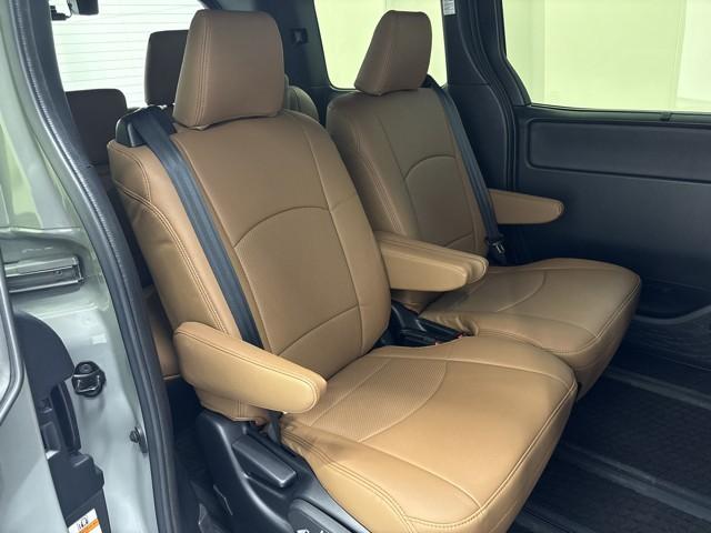 ノア ハイブリッドＧ　コーデバイ　トヨタグループが手掛ける中古車ＣＯＲＤＥ　ｂｙ　アーバンネイチャーグレー　シートカバー（ブラウン）　マットブラックホイール　シートポケット　オールテレーンタイヤ　スマートキー　　記録簿（11枚目）