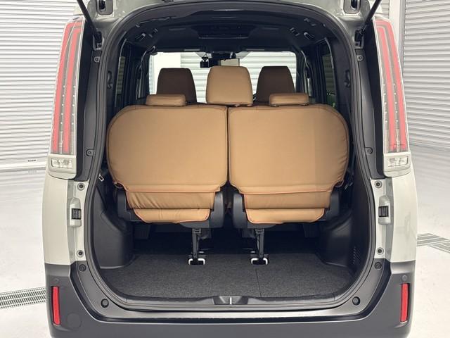 ノア ハイブリッドＧ　コーデバイ　トヨタグループが手掛ける中古車ＣＯＲＤＥ　ｂｙ　アーバンネイチャーグレー　シートカバー（ブラウン）　マットブラックホイール　シートポケット　オールテレーンタイヤ　スマートキー　　記録簿（12枚目）