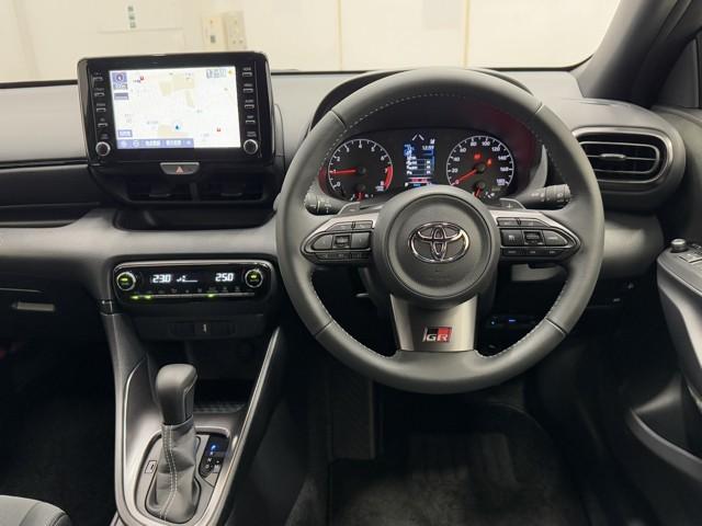 GRヤリス RS エアロ スマートキ ナビ&TV 助手席エアバッグ ETC付 サイドエアバッグ バックカメラ LEDヘッドライ 横滑り防止機能 ミュージックプレイヤー接続可 ドライブレコーダー フルセグ キーレス(4枚目)