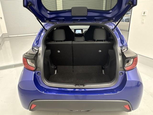 とても広々、大きな開口部の荷室スペースですね。　開口部広々だから、大きな荷物も楽々収納出来ちゃいますね。　荷物スペースは広いほうがいいですよね。