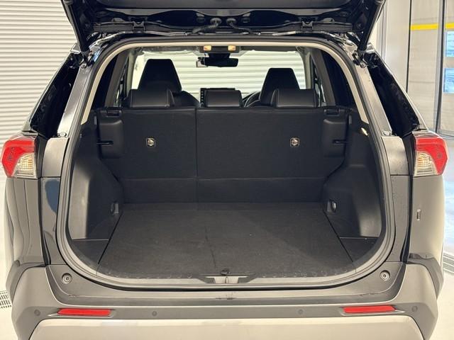 ＲＡＶ４ Ｇ　Ｚパッケージ　インテリジェントクリアランスソナー　整備記録簿　ＡＷＤ　ＬＥＤライト　アルミホイル　オートクルーズ　横滑り防止装置　バックガイドモニター　盗難防止装置　デュアルエアバッグ　メモリナビ　キーレス　ＡＢＳ（12枚目）