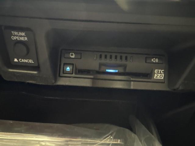 クラウンハイブリッド Ｓ　Ｃパッケージ　衝突軽減Ｂ　盗難防止システム　ワンオーナ　エアバッグ　クルコン　Ｂカメラ　ＬＥＤヘッドライト　アイドリングストップ　フルセグＴＶ　ＡＣ１００Ｖ電源　スマートキー＆プッシュスタート　パワーシート　アルミ（8枚目）