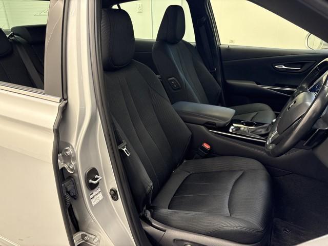 クラウンハイブリッド Ｓ　Ｃパッケージ　衝突軽減Ｂ　盗難防止システム　ワンオーナ　エアバッグ　クルコン　Ｂカメラ　ＬＥＤヘッドライト　アイドリングストップ　フルセグＴＶ　ＡＣ１００Ｖ電源　スマートキー＆プッシュスタート　パワーシート　アルミ（10枚目）