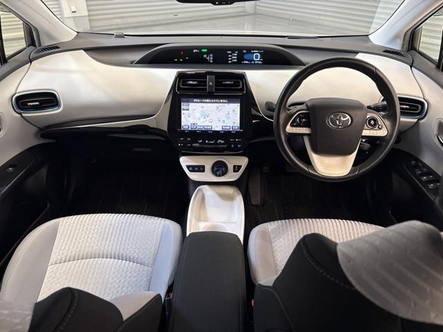 プリウス Ａ　衝突軽減ブレーキシステム　Ｂモニタ　記録簿有　ＬＥＤヘッド　クルーズコントロール　セキュリティー　スマートキー　パワーステアリング　Ｉストップ　ドライブレコーダー　ＥＴＣ　１オーナー　アルミホイル（7枚目）