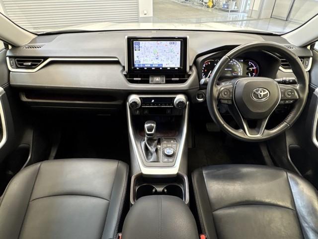 シックな色使いの運転席周りですね。すっきりとしたデザインで上品な色使いです。居心地の良い運転席、長く座ってられるリラックスできるデザインがいいですね。