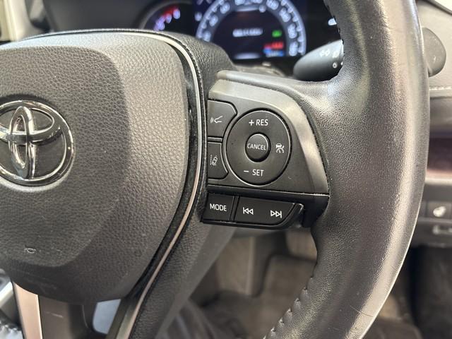 レーダークルーズコントロールです。　前の車との距離をレーダーで測り一定の車間距離に保ってくれますよ。詳細はスタッフまで。