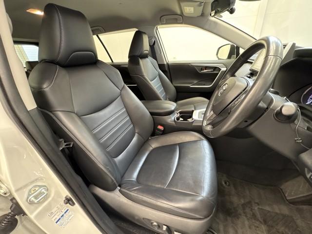 シンプルながら座り心地の良いシートです。　ホールド感も良いので長いドライビングでも疲れにくいんです。