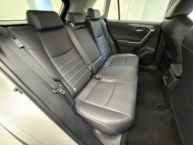 足元広々の座り心地良好、後席ですよ。　ドライビング中、長い間同じ体勢で居るのって大変ですよね。　長く座っているものだから、リラックスできるシートがいいですよね。
