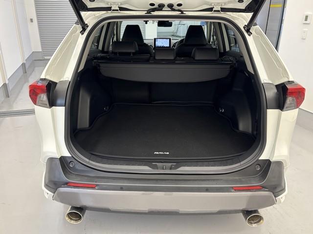 とても広々、大きな開口部の荷室スペースですね。　開口部広々だから、大きな荷物も楽々収納出来ちゃいますね。　荷物スペースは広いほうがいいですよね。