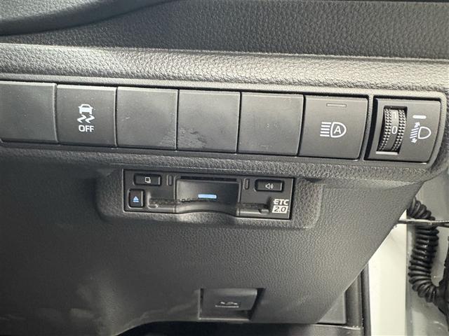 カローラツーリング ハイブリッド　Ｇ　エアバッグ　ＡＢＳ　ワンオーナー　記録簿　盗難防止装置　衝突被害軽減ブレーキ　オートクルーズコントロール　ＥＴＣ　地デジ　フルオートエアコン　バックカメラ　ＬＥＤ　メモリーナビ　スマートキー　キーレス（8枚目）