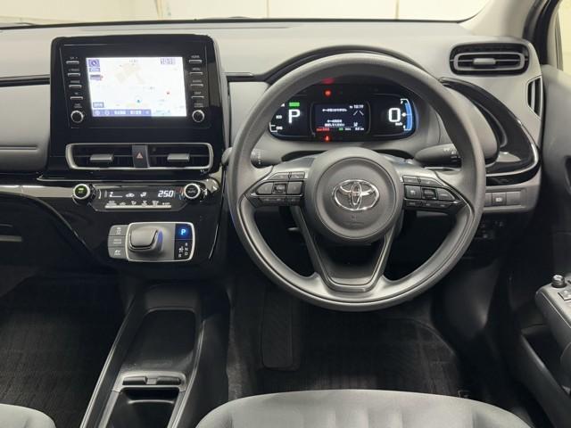 アクア X 踏み間違い防止 100V イモビ ドライブレコーダー ナビ 点検記録簿 LEDヘッドライト スマートキー 横滑り防止機能 キーレスエントリー オートクルーズ オートエアコン ETC カーテンエアバッグ(4枚目)