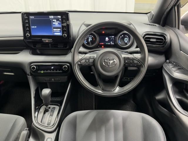 ヤリス Ｇ　点検記録簿　エアコン　スマートキー＆プッシュスタート　ドライブレコーダー　イモビ　横滑り防止システム　クルーズＣ　ＡＢＳ　パワーウィンドウ　パワーステアリング　Ｗエアバック　サイドエアバッグ（4枚目）