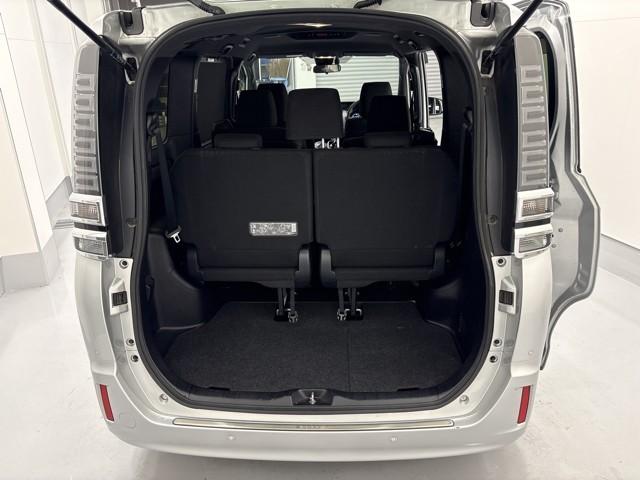 ヴォクシー ハイブリッドV スマートキープッシュスタート 盗難防止アラーム 記録簿有 DVD再生可 Bモニター オートクルーズ Wエアバック ナビTV ESC ETC車載器 リモコンキー PS LEDヘットライト フルフラット(11枚目)