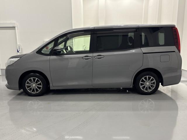 ノア X ディライトプラス アルミホイール 両側自動ドア ダブルエアコン 地デジTV 記録簿付き ワンオーナー 横滑り防止装置 LEDライト アイドルストップ エアバッグ スマートキー ABS メモリナビ ドライブレコーダー(6枚目)