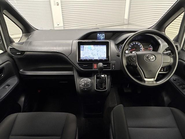 ノア X ディライトプラス アルミホイール 両側自動ドア ダブルエアコン 地デジTV 記録簿付き ワンオーナー 横滑り防止装置 LEDライト アイドルストップ エアバッグ スマートキー ABS メモリナビ ドライブレコーダー(7枚目)