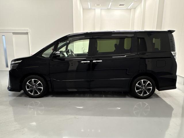 ヴォクシー ZS 煌 地上デジタル TSS 両側パワードア アイドリングストップ車 パワーウィンド 横滑防止 1オーナ 整備記録簿 DVD可 フルフラットシート 盗難防止装置 スマートエントリー Bカメラ AUX ETC(5枚目)