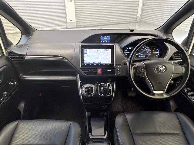 エスクァイア ハイブリッドＧｉ　Ｒカメラ　ＡＡＣ　ナビ＆ＴＶ　リアエアコン　記録簿付き　地デジ　アイドルストップ　クルーズコントロール　ＬＥＤライト　キーレスエントリー　スマートキー付　ＤＶＤ再生可　エアバック　横滑防止装置　ＥＴＣ（6枚目）