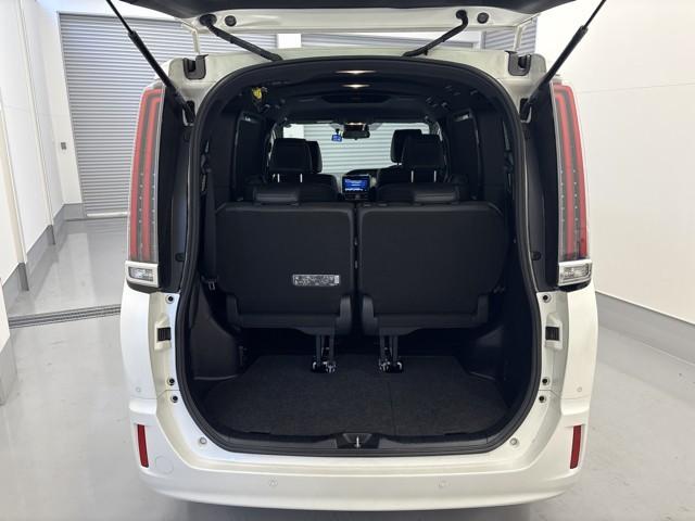 エスクァイア ハイブリッドＧｉ　Ｒカメラ　ＡＡＣ　ナビ＆ＴＶ　リアエアコン　記録簿付き　地デジ　アイドルストップ　クルーズコントロール　ＬＥＤライト　キーレスエントリー　スマートキー付　ＤＶＤ再生可　エアバック　横滑防止装置　ＥＴＣ（12枚目）