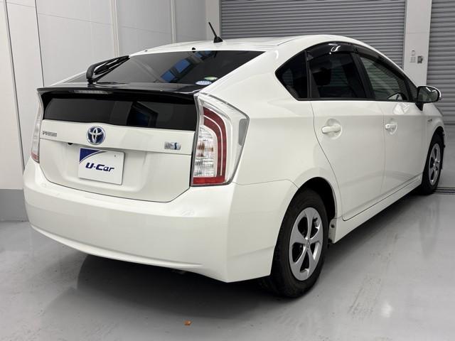 プリウス Ｓ　アイドリングストップ搭載　Ｂモニタ－　フルセグ地デジ　ＡＵＸ接続可　インテリキー　デュアルエアバック　エアＢ　イモビライザー　ＤＶＤ再生可能　ワンオーナー車　ナビＴＶ　ＡＵＴＯエアコン　横スベリ防止（4枚目）