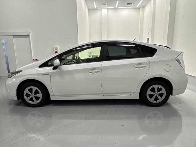 プリウス Ｓ　アイドリングストップ搭載　Ｂモニタ－　フルセグ地デジ　ＡＵＸ接続可　インテリキー　デュアルエアバック　エアＢ　イモビライザー　ＤＶＤ再生可能　ワンオーナー車　ナビＴＶ　ＡＵＴＯエアコン　横スベリ防止（5枚目）