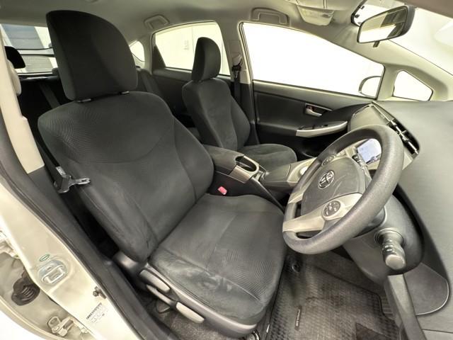 プリウス Ｓ　アイドリングストップ搭載　Ｂモニタ－　フルセグ地デジ　ＡＵＸ接続可　インテリキー　デュアルエアバック　エアＢ　イモビライザー　ＤＶＤ再生可能　ワンオーナー車　ナビＴＶ　ＡＵＴＯエアコン　横スベリ防止（9枚目）