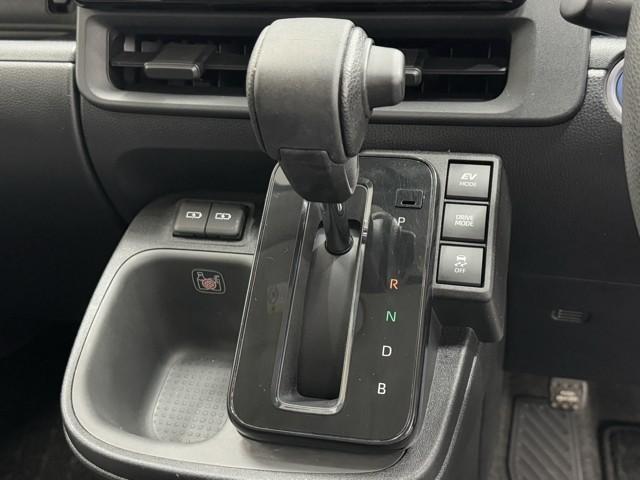 シエンタ ハイブリッドＸ　盗難防止　横滑り防止装置付　衝突軽減ブレーキ　スマキー　Ｂカメラ　メモリーナビ　ドライブレコーダー　ＥＴＣ　アイドリングストップ　ＡＢＳ　ワンオーナー　記録簿　フルフラット　クルコン　オートエアコン（12枚目）