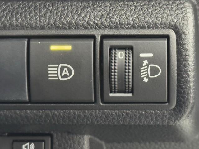 カローラツーリング ハイブリッド　ダブルバイビー　追突軽減ブレーキ　バックモニタ　横滑防止　スマキー　ＬＥＤライト　Ａストップ　デュアルエアバッグ　エアコン　オートクルーズ　サイドエアバッグ　ＥＴＣ付　ナビ　ＰＳ　キーフリー　ＡＢＳ　エアバック（12枚目）