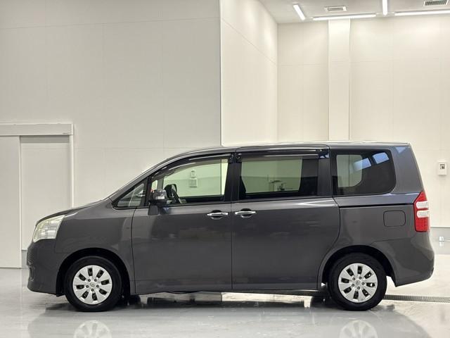 ノア Ｘ　スマートエディション　リアクーラー　パワーウインドウ　スマートキー　ワンセグテレビ　３列シート　ＥＴＣ　パワーステアリング　オートエアコン　エアバッグ　ミュージックプレイヤー接続可　両側自動スライドドア　メモリナビ（5枚目）