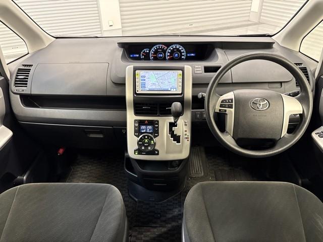 ノア Ｘ　スマートエディション　リアクーラー　パワーウインドウ　スマートキー　ワンセグテレビ　３列シート　ＥＴＣ　パワーステアリング　オートエアコン　エアバッグ　ミュージックプレイヤー接続可　両側自動スライドドア　メモリナビ（6枚目）