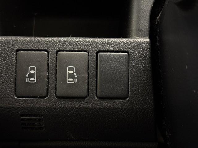 ノア Ｘ　スマートエディション　リアクーラー　パワーウインドウ　スマートキー　ワンセグテレビ　３列シート　ＥＴＣ　パワーステアリング　オートエアコン　エアバッグ　ミュージックプレイヤー接続可　両側自動スライドドア　メモリナビ（8枚目）