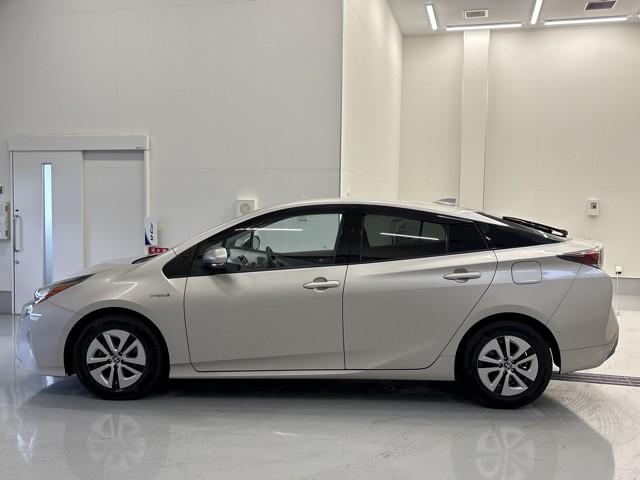 プリウス Ａ　衝突軽減ブレーキシステム　Ｂモニタ　記録簿有　ＬＥＤヘッド　クルーズコントロール　セキュリティー　スマートキー　パワーステアリング　Ｉストップ　ドライブレコーダー　ＥＴＣ　１オーナー　アルミホイル（5枚目）