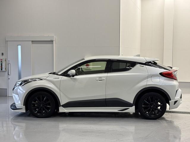 Ｃ－ＨＲ Ｇ　ハーフ革　ＴＳＳ　エアロ　アイドルストップ　ＤＶＤ再生可　定期点検記録簿　ＬＥＤヘッド　バックモニタ　イモビライザー　ナビ＆ＴＶ　ＥＴＣ付　キーフリーシステム　スマキー　横滑り防止機能　クルーズＣ（5枚目）