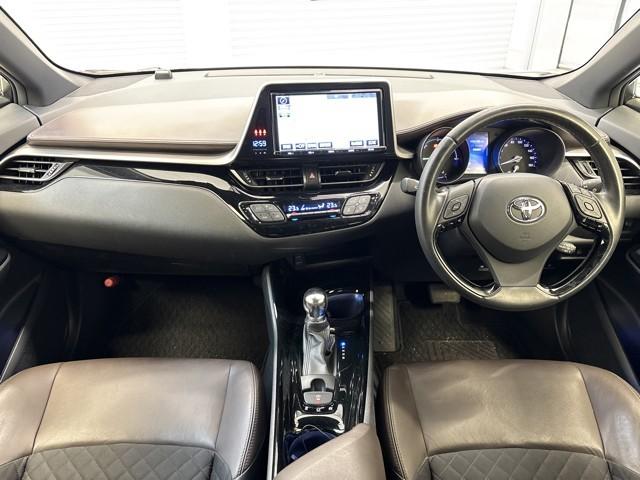 Ｃ－ＨＲ Ｇ　ハーフ革　ＴＳＳ　エアロ　アイドルストップ　ＤＶＤ再生可　定期点検記録簿　ＬＥＤヘッド　バックモニタ　イモビライザー　ナビ＆ＴＶ　ＥＴＣ付　キーフリーシステム　スマキー　横滑り防止機能　クルーズＣ（6枚目）