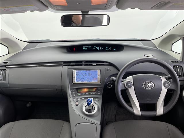 プリウス S 7インチナビ AM FM ワンセグ CD バックカメラ プッシュスタート ステアリングリモコン 横滑り防止機能 カーテンエアバック オートライト フォグライト スマートキー 純正フロアマット(2枚目)