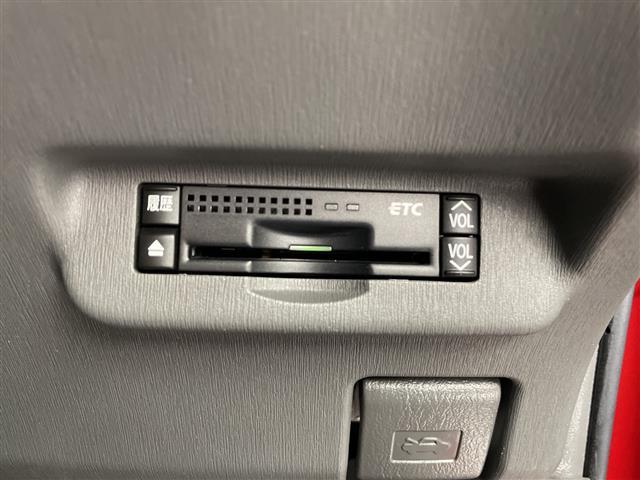 プリウス S 7インチナビ AM FM ワンセグ CD バックカメラ プッシュスタート ステアリングリモコン 横滑り防止機能 カーテンエアバック オートライト フォグライト スマートキー 純正フロアマット(7枚目)