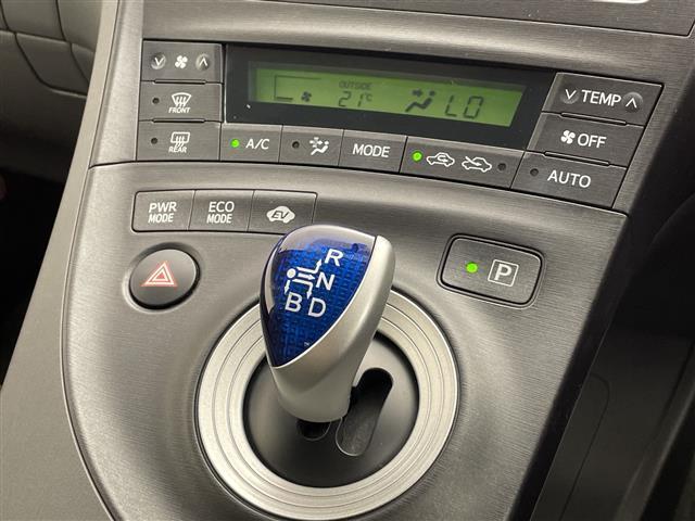 プリウス S 7インチナビ AM FM ワンセグ CD バックカメラ プッシュスタート ステアリングリモコン 横滑り防止機能 カーテンエアバック オートライト フォグライト スマートキー 純正フロアマット(11枚目)