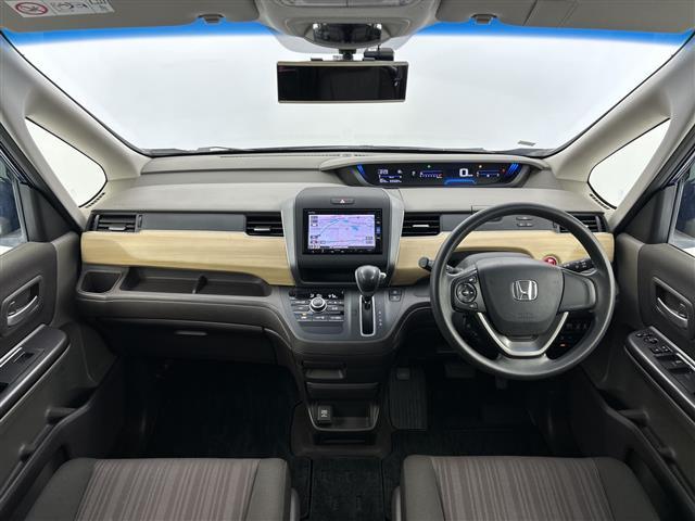 フリード G 純正ナビ 両側パワースライドドア バックカメラ ビルトインETC フルセグテレビ ステアリングスイッチ プッシュスタート オートライト ヒーテッドドアミラー ドライブレコーダー サンシェード(2枚目)