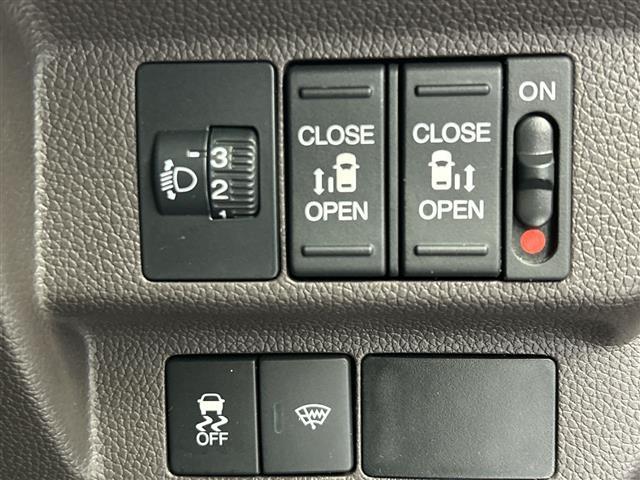 フリード G 純正ナビ 両側パワースライドドア バックカメラ ビルトインETC フルセグテレビ ステアリングスイッチ プッシュスタート オートライト ヒーテッドドアミラー ドライブレコーダー サンシェード(5枚目)