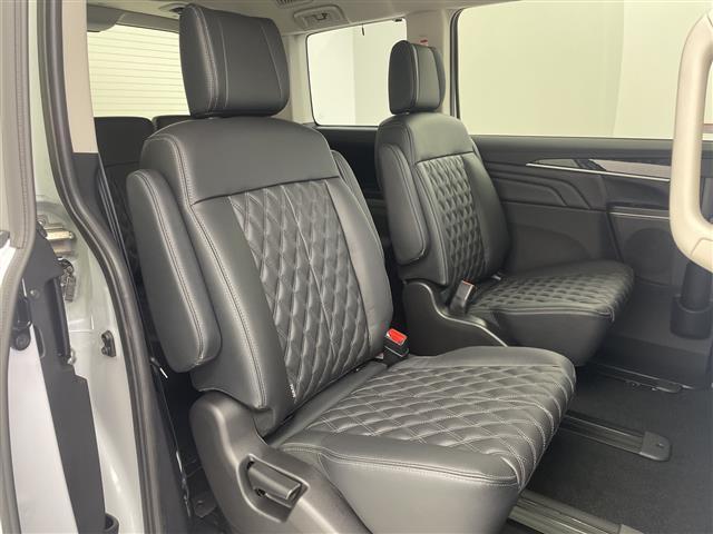 デリカＤ：５ ブラックエディション　登録済未使用車　アルパイン１１型ナビ　カープレイ　バックカメラ　ＨＤＭＩ　ＡＣ１００Ｖ　追従クルコン　ステアリングヒーター　前席シートヒーター　パドルシフト　本革シートパワーシート　ＢＴ　両側電動ドア（14枚目）